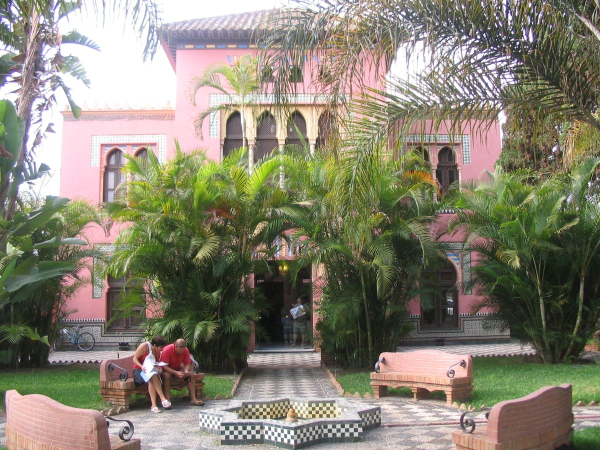 Patio andaluz con cultura, vida local y ambiente familiar en España